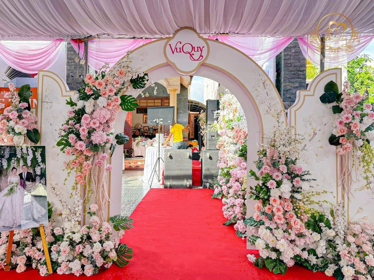 Top 50 mẫu cổng hoa cưới tone hồng 07