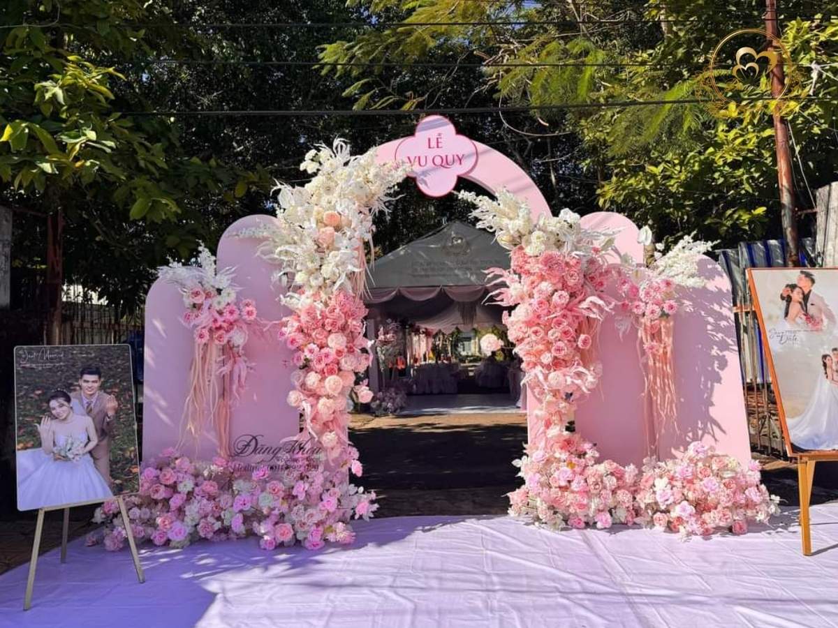 Top 50 mẫu cổng hoa cưới tone hồng 09