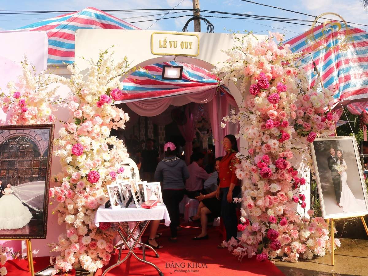 Top 50 mẫu cổng hoa cưới tone hồng 10
