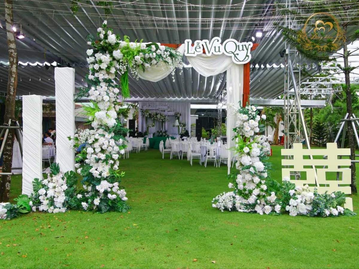 Top 50 mẫu cổng hoa cưới tone trắng xanh 02