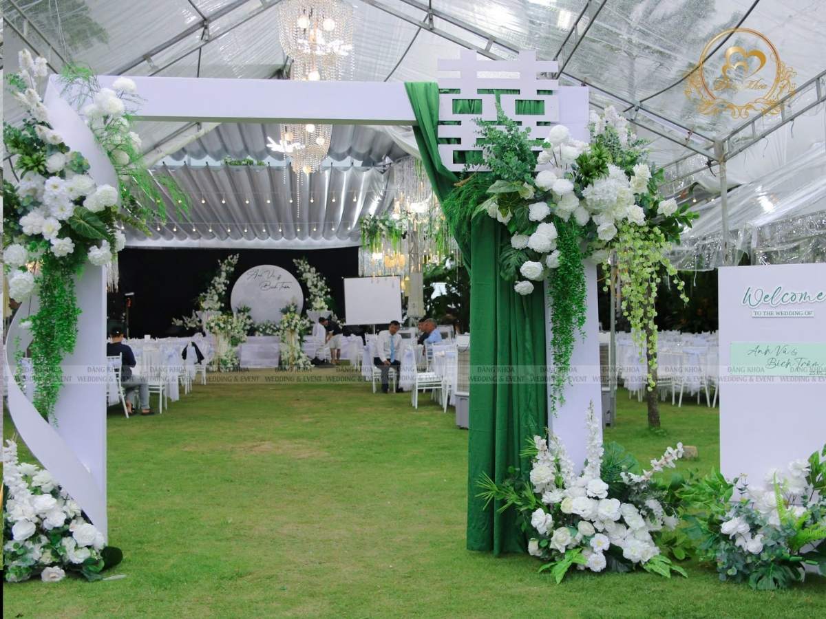 Top 50 mẫu cổng hoa cưới tone trắng xanh 06