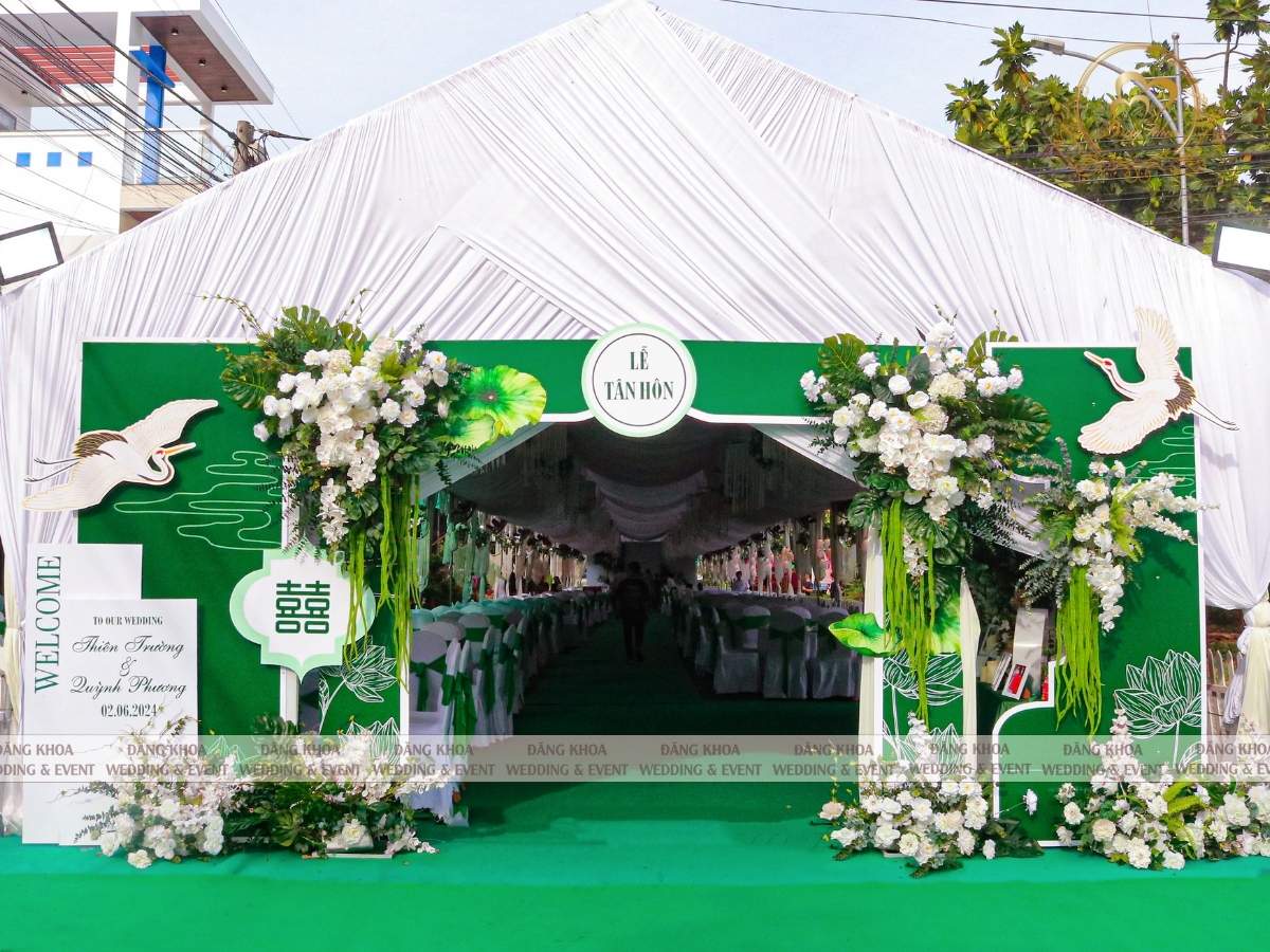 Cổng hoa cưới tone xanh lá chủ đề Sen Hạc