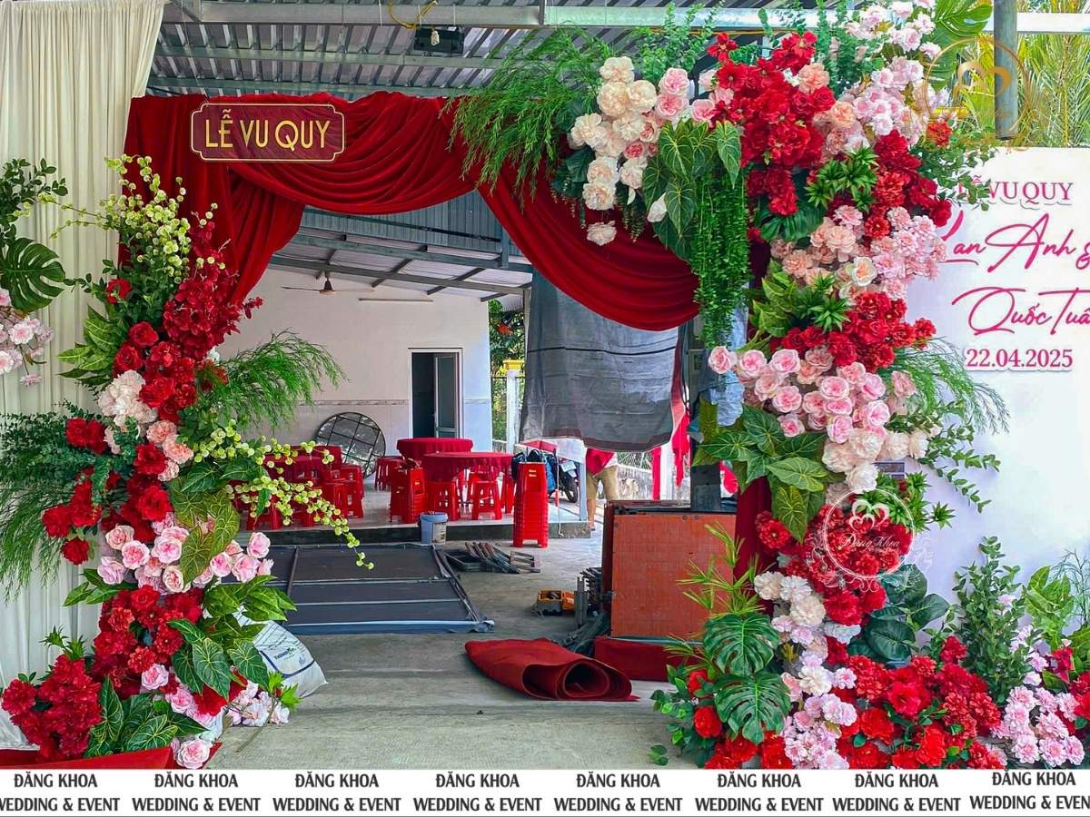 Top 50 mẫu cổng hoa cưới tone đỏ 06