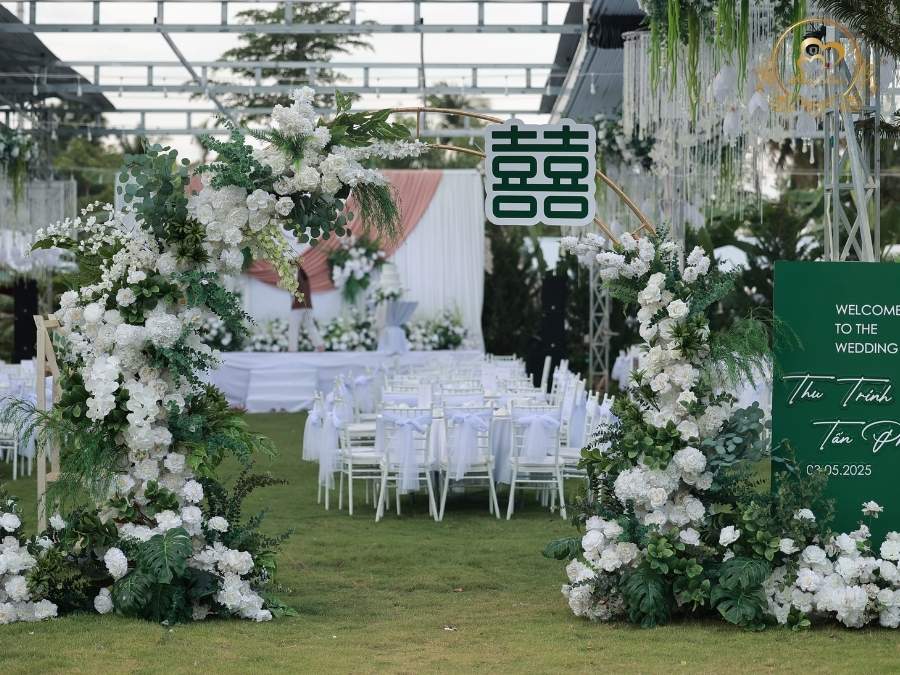 Cổng hoa cưới thiết kế vòm tròn kết hợp bảng welcome tone xanh lá.