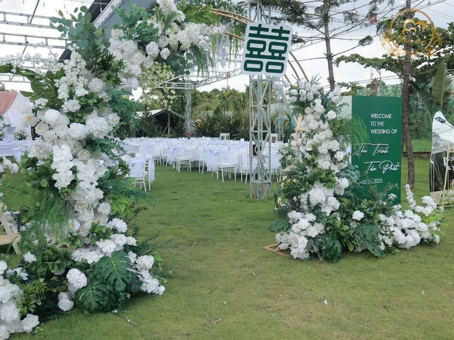 Cổng hoa cưới Garden kết hợp chữ Song Hỷ truyền thống treo cao độc đáo.