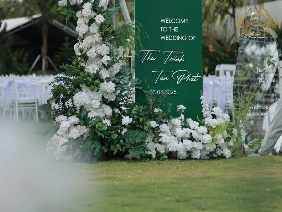 Bảng welcome đám cưới tone xanh rêu chữ nổi 3D sang trọng.