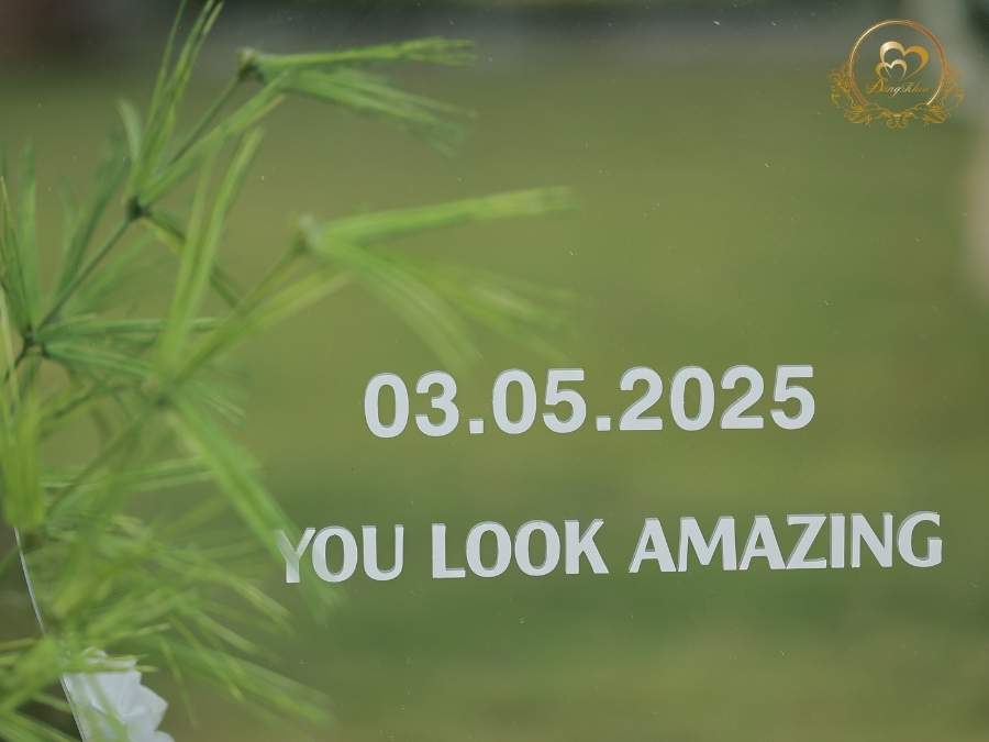 Gương check in đám cưới in chữ You Look Amazing