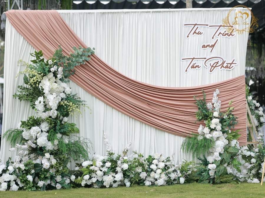 Backdrop phông chụp hình cưới ngoài trời tone trắng phối lụa màu nude sang trọng.