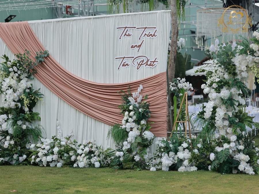 Tổng quan phông chụp hình ngoài trời tone trắng phối lụa Nude đẳng cấp.