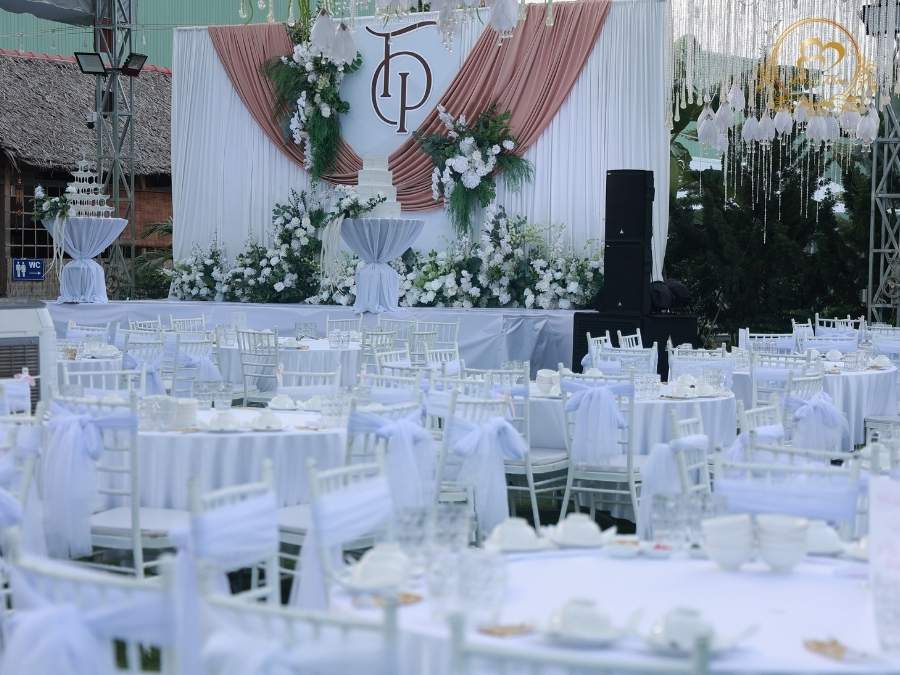 Không gian tiệc cưới Garden lung linh và hệ thống đèn chùm và hoa treo trần.