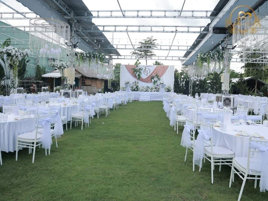 Lối đi sân khấu toàn cảnh không gian bên trong tiệc cưới với nền xanh cỏ xanh mướt.