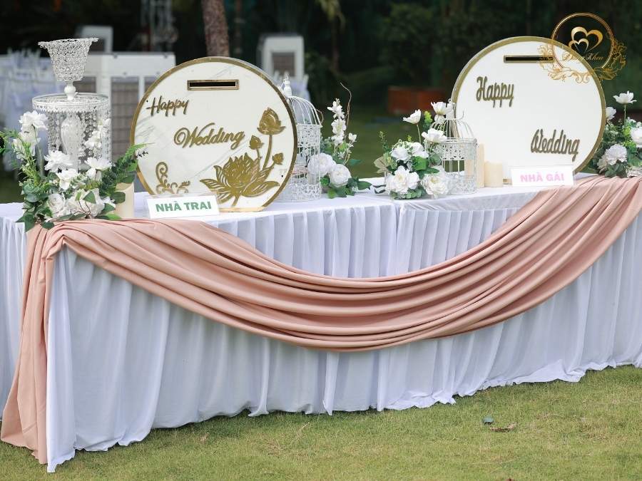 Trang trí bàn Gallery đón khách với khắn lụa màu nude và phụ kiện lồng chim.