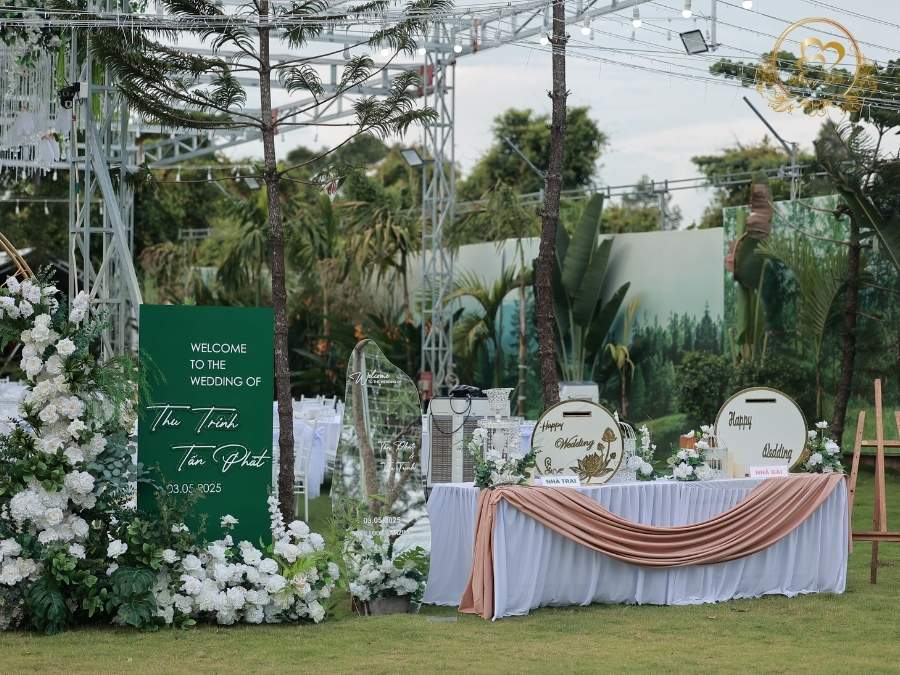 Trang trí bàn Gallery đón khách với khăn lụa màu nude và phụ kiện lồng chim.