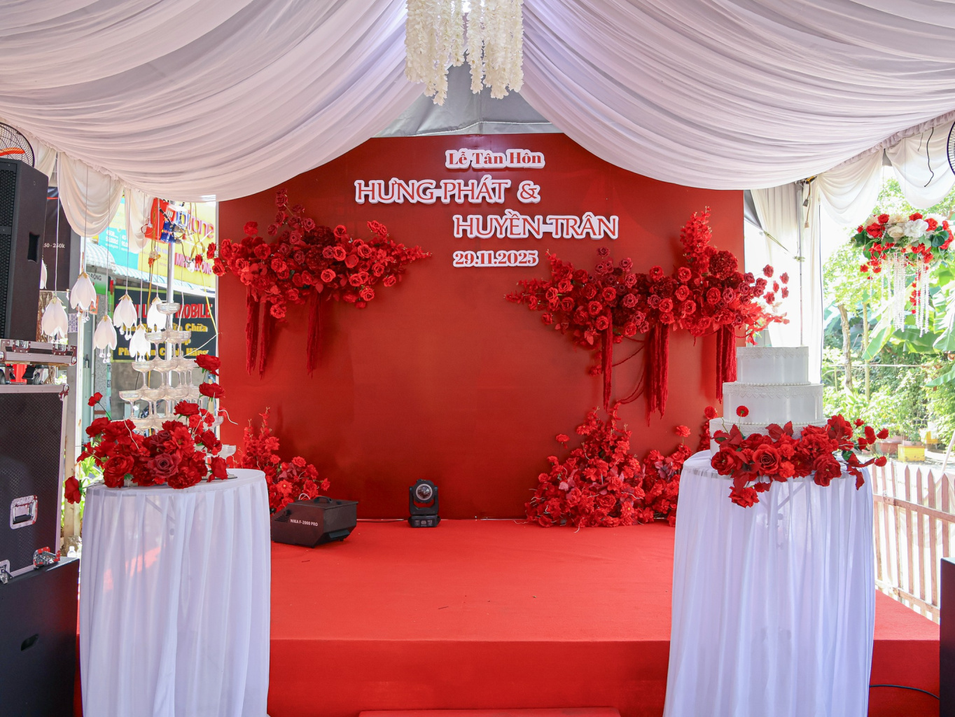 Trang trí sân khấu